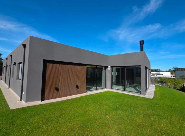 Casa · 233m² · 4 Ambientes · 1 Cochera