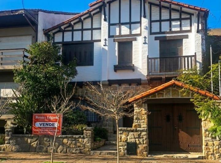 Casa · 280m² · 4 Dormitorios · 2 Cocheras