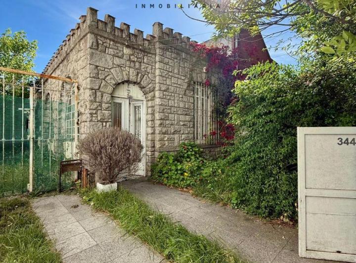 Casa · 77m² · 4 Ambientes · 1 Cochera