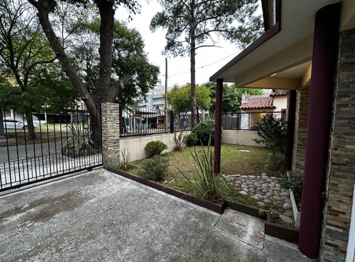 Casa · 80m² · 3 Ambientes · 15 Cocheras