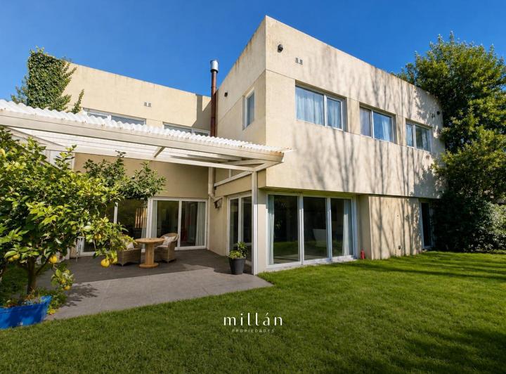Casa · 240m² · 5 Ambientes