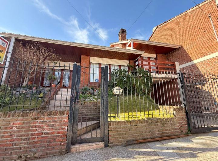 Casa · 242m² · 4 Ambientes · 4 Cocheras
