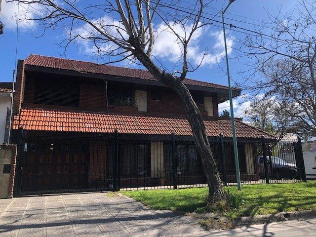 Casa · 380m² · 6 Ambientes · 4 Cocheras