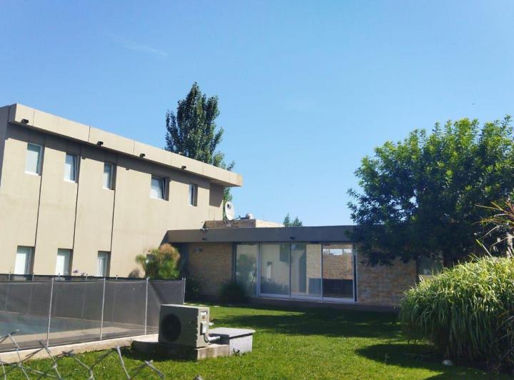 Casa · 290m² · 5 Ambientes · 4 Cocheras