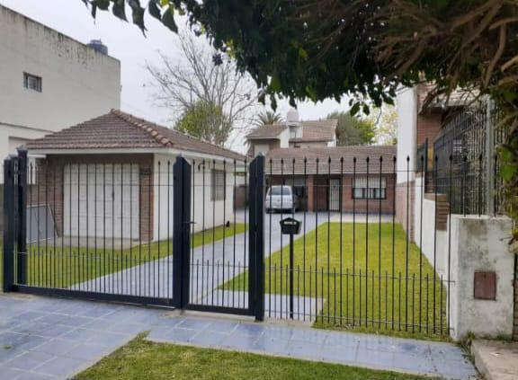 Casa · 430m² · 6 Ambientes · 2 Cocheras