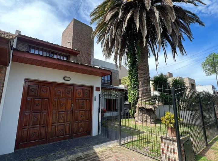 Casa · 250m² · 5 Ambientes · 1 Cochera