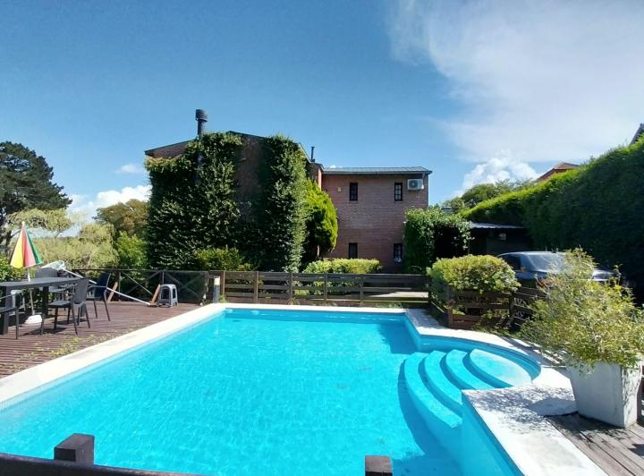 Casa · 250m² · 6 Ambientes · 2 Cocheras