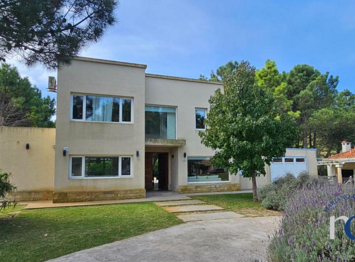 Casa · 234m² · 4 Ambientes · 1 Cochera