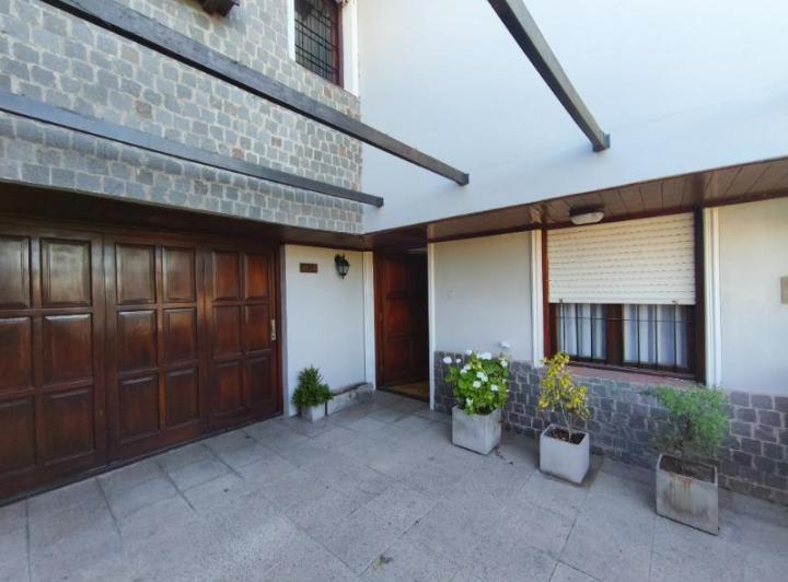 Casa · 224m² · 6 Ambientes · 3 Cocheras