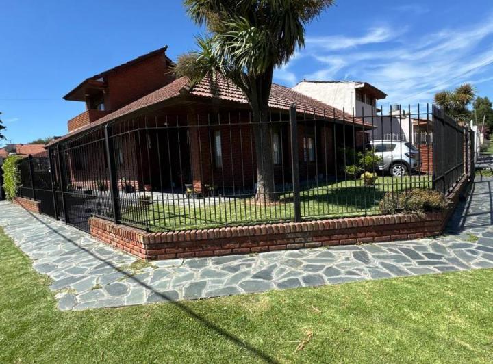 Casa · 142m² · 4 Ambientes · 2 Cocheras