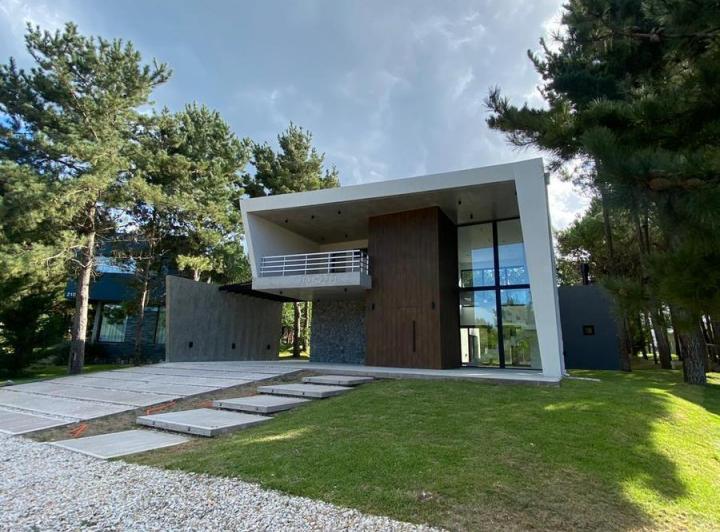 Casa · 214m² · 6 Ambientes · 2 Cocheras