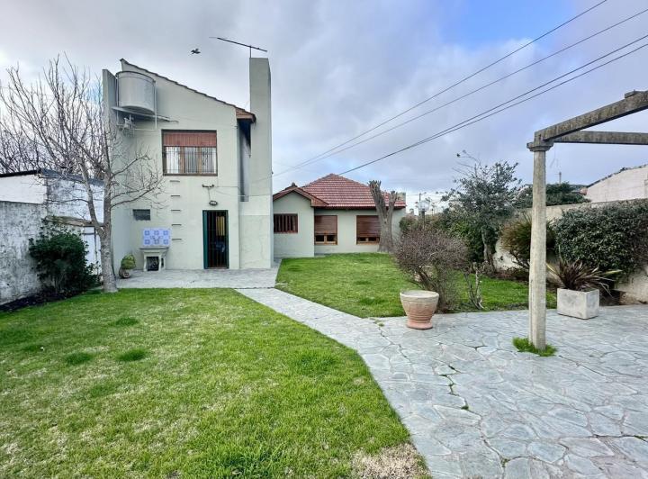 Casa · 182m² · 4 Ambientes · 2 Cocheras