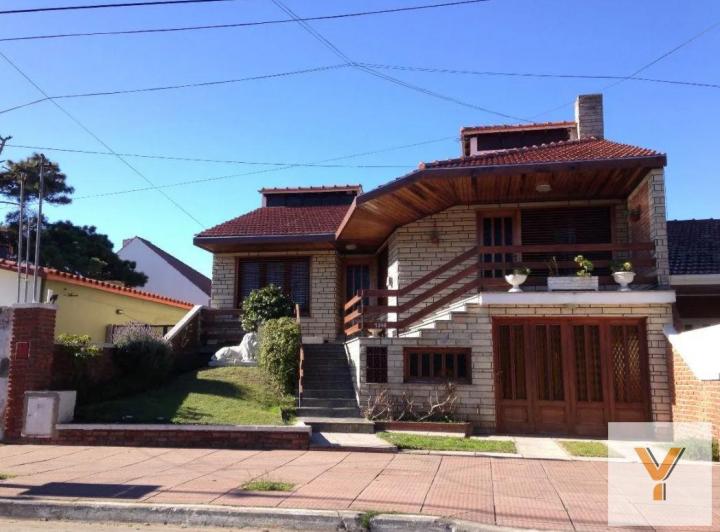 Casa · 230m² · 5 Ambientes · 2 Cocheras
