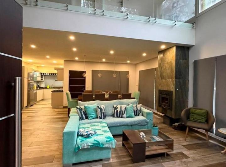Casa · 300m² · 7 Ambientes · 2 Cocheras