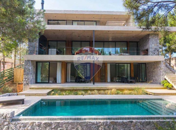 Casa · 354m² · 8 Ambientes · 1 Cochera