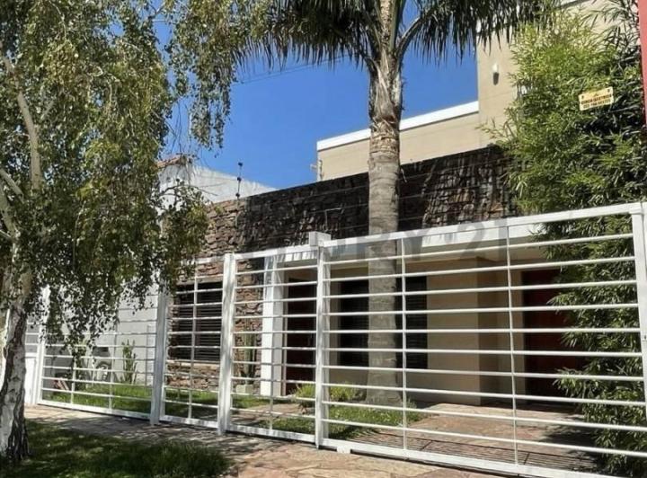 Casa · 240m² · 6 Ambientes · 2 Cocheras