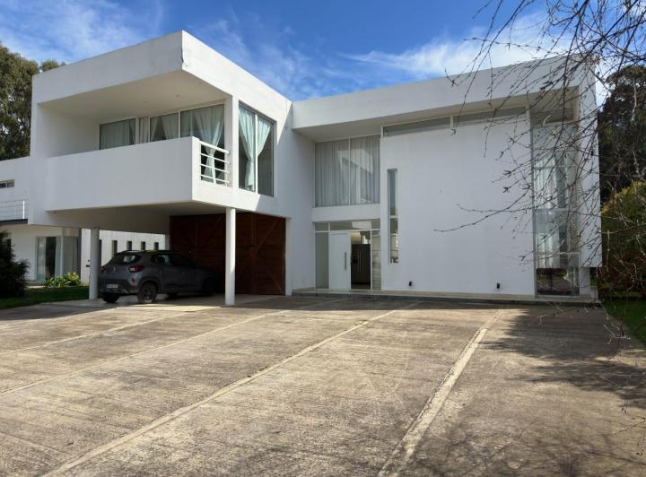 Casa · 342m² · 4 Ambientes · 2 Cocheras