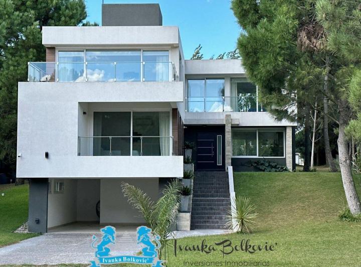 Casa · 280m² · 6 Ambientes · 1 Cochera