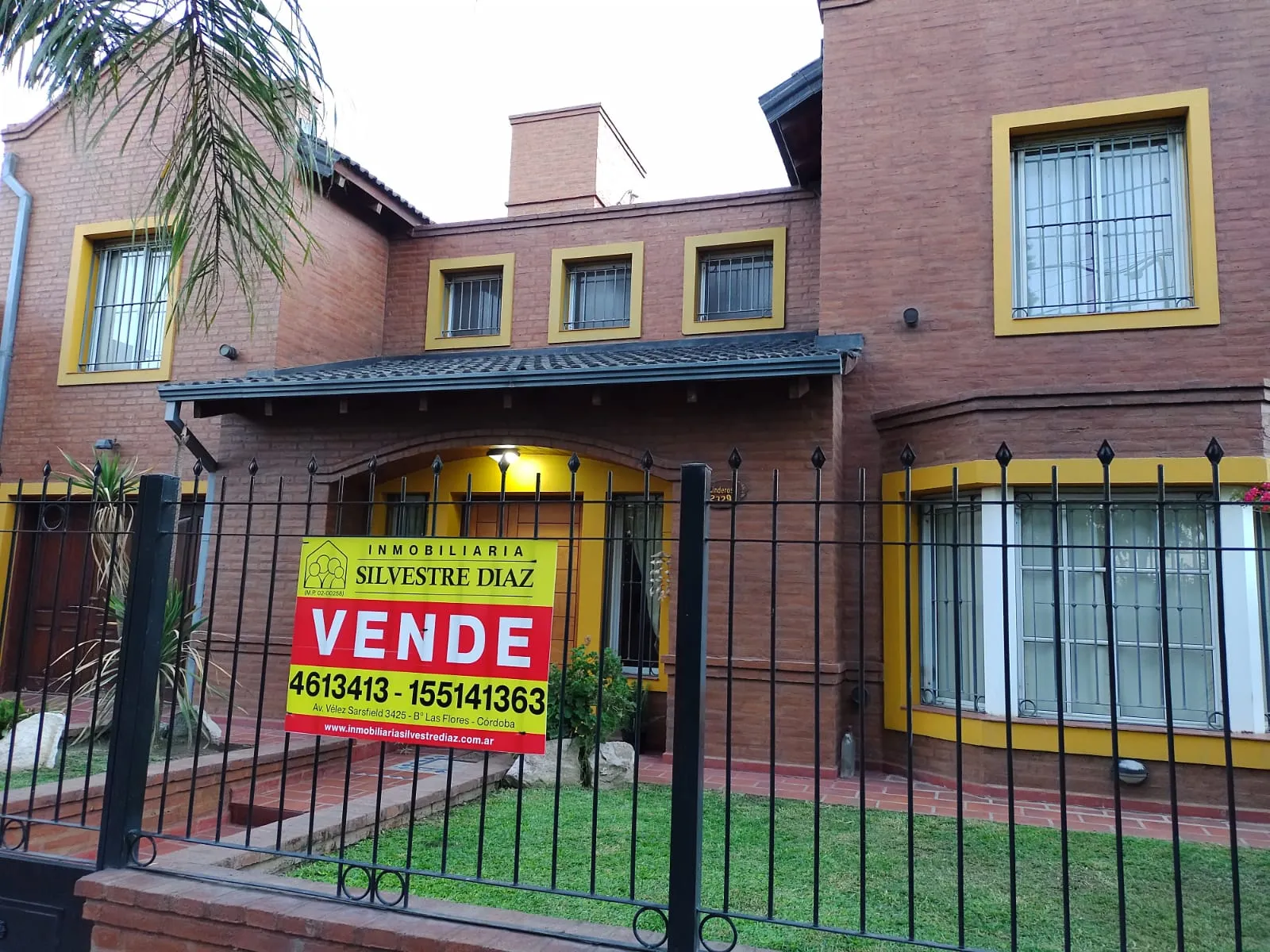 Casa de dos plantas en Parque Capital - Con pileta