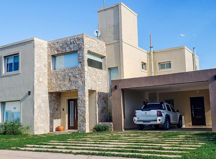 Casa · 260m² · 7 Ambientes · 2 Cocheras