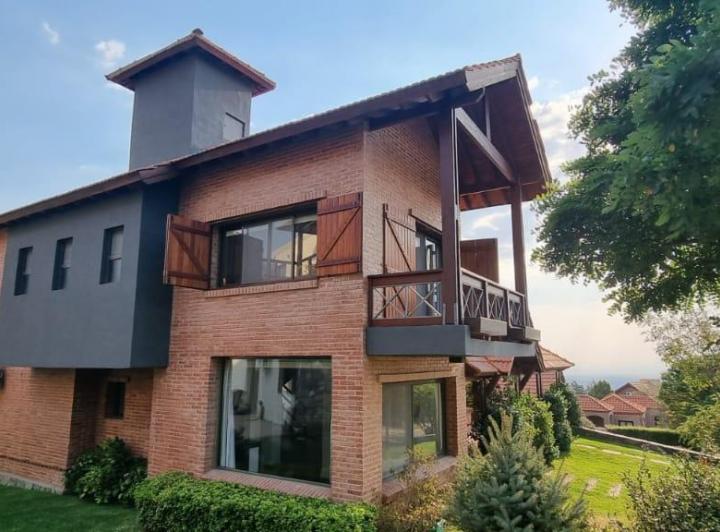 Casa · 200m² · 4 Ambientes · 1 Cochera