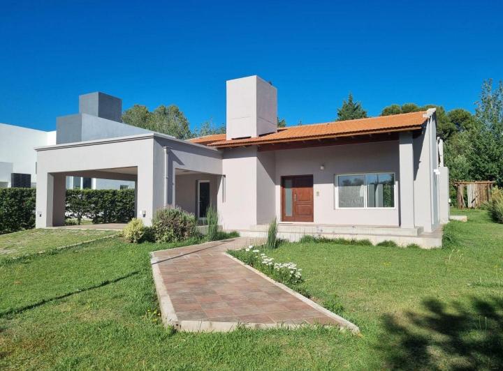 Casa · 250m² · 4 Ambientes · 2 Cocheras