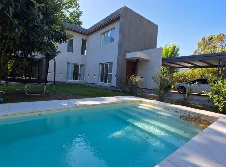 Casa · 240m² · 5 Ambientes · 2 Cocheras