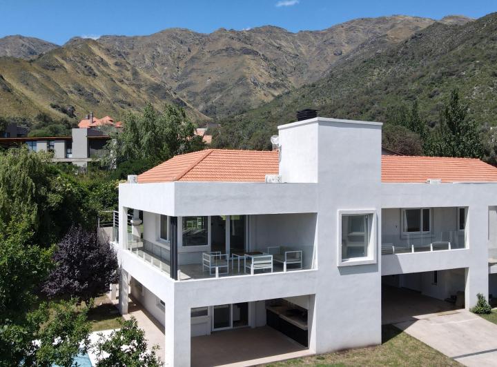 Casa · 561m² · 7 Ambientes · 2 Cocheras