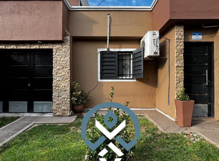 Casa · 8 Ambientes · 1 Cochera