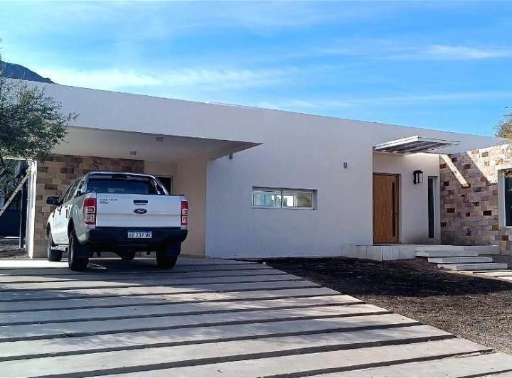 Casa · 250m² · 6 Ambientes · 2 Cocheras