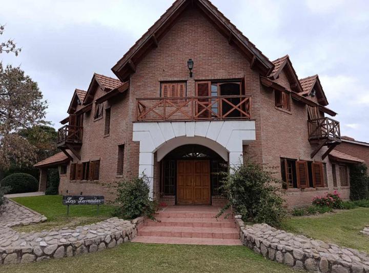 Casa · 185m² · 7 Ambientes · 2 Cocheras