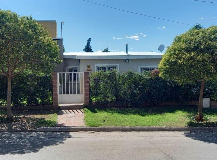 Casa · 220m² · 6 Ambientes · 3 Cocheras