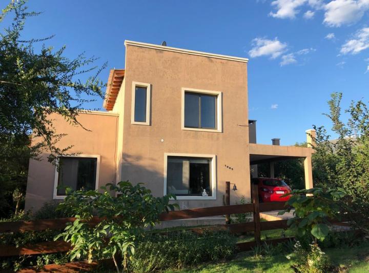 Casa · 300m² · 8 Ambientes · 3 Cocheras