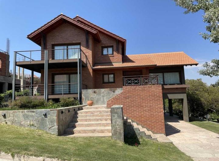 Casa · 444m² · 6 Ambientes · 3 Cocheras