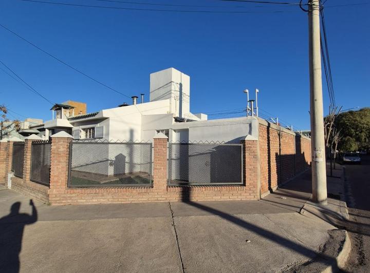 Casa · 200m² · 5 Ambientes · 2 Cocheras
