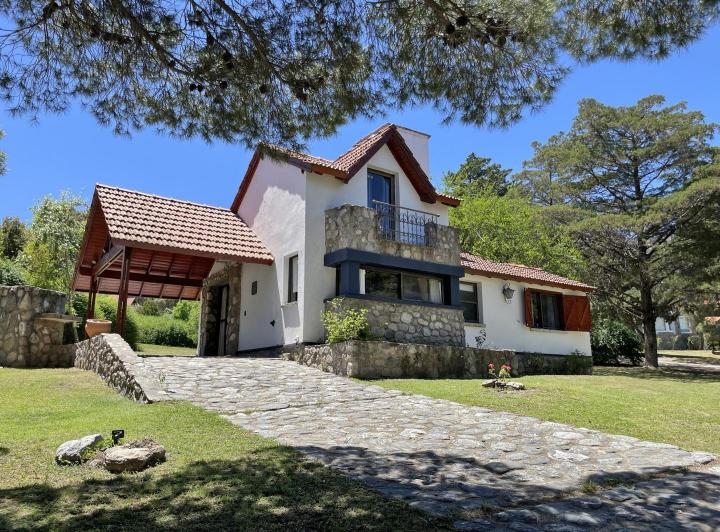 Casa · 99m² · 4 Ambientes · 2 Cocheras