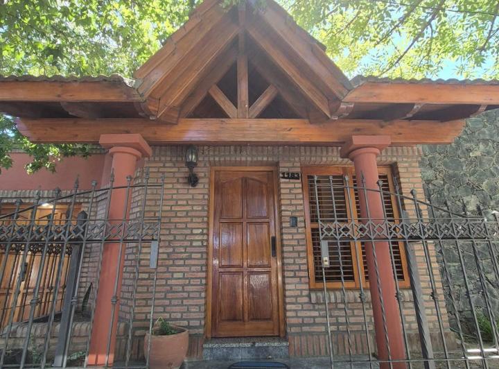 Casa · 300m² · 5 Ambientes · 2 Cocheras