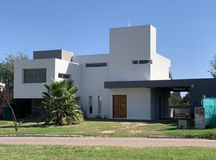 Casa · 232m² · 5 Ambientes · 2 Cocheras