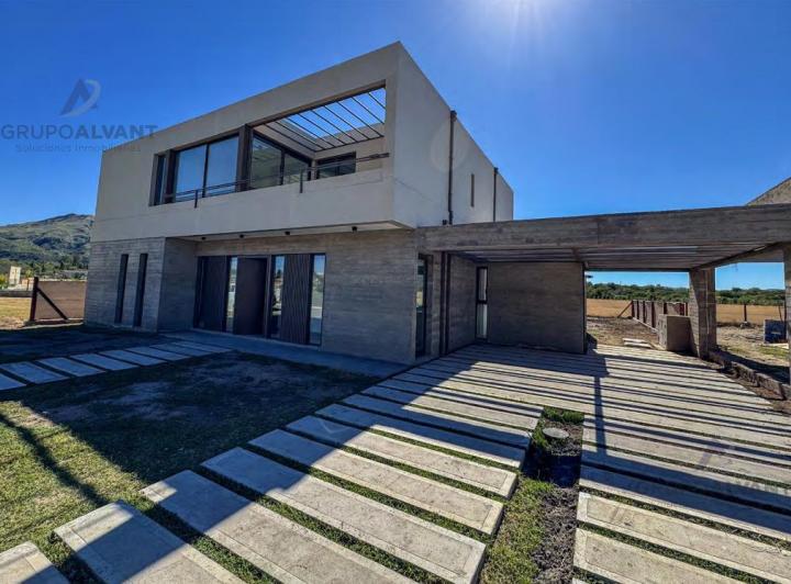 Casa · 222m² · 6 Ambientes · 2 Cocheras