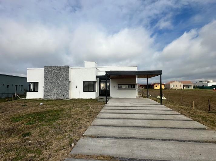 Campo · 200m² · 4 Ambientes · 2 Cocheras