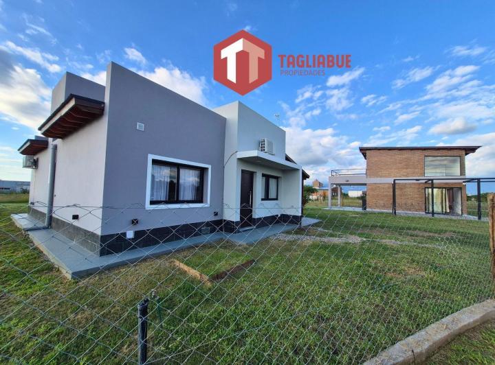 Casa · 105m² · 5 Ambientes · 2 Cocheras