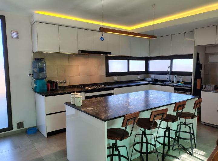 Casa · 264m² · 5 Ambientes · 2 Cocheras