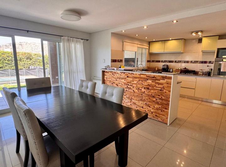 Casa · 260m² · 7 Ambientes · 2 Cocheras