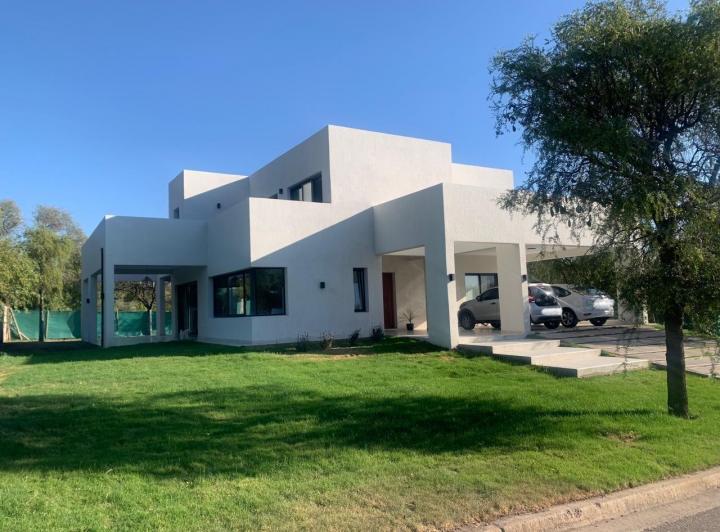 Casa · 211m² · 5 Ambientes · 2 Cocheras