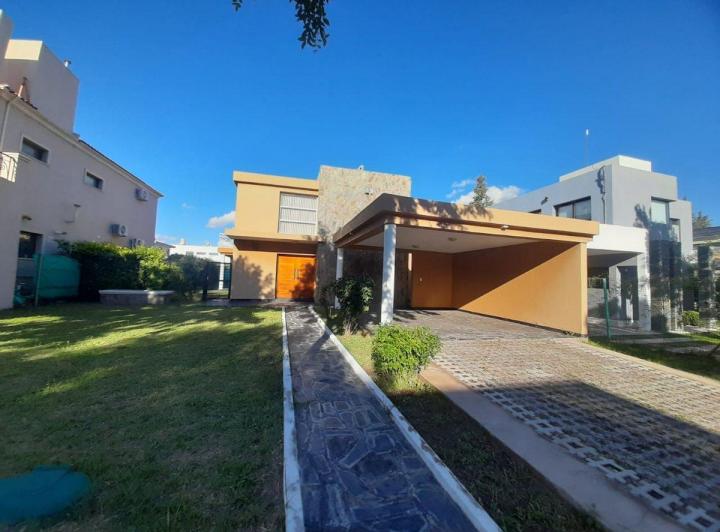 Casa · 220m² · 4 Ambientes · 2 Cocheras