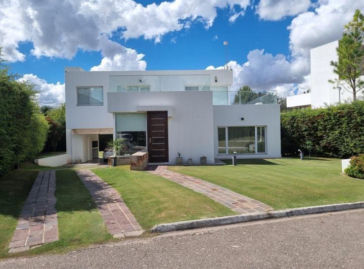 Casa · 234m² · 5 Ambientes