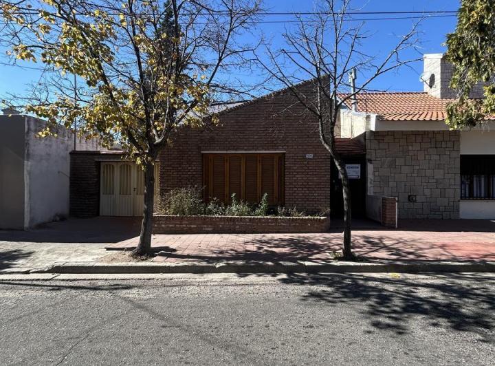 Casa · 99m² · 6 Ambientes · 1 Cochera