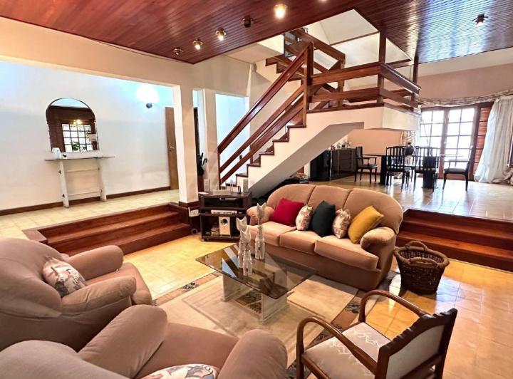 Casa · 312m² · 7 Ambientes · 4 Cocheras