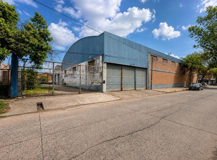 Local comercial · 2100m²