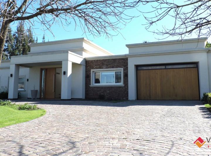 Campo · 306m² · 6 Ambientes · 1 Cochera